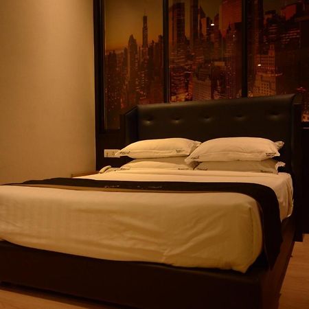 Manhattan Business Hotel Ttdi Куала-Лумпур Екстер'єр фото