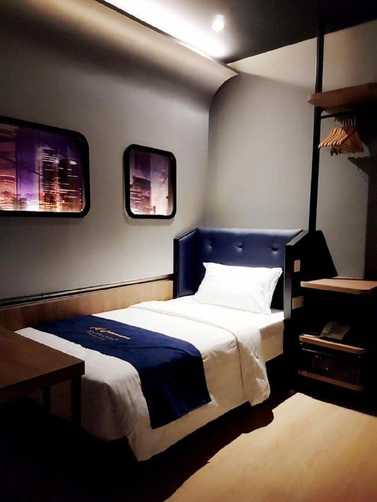 Manhattan Business Hotel Ttdi Куала-Лумпур Екстер'єр фото